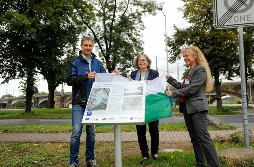 Eckehard Bielitz (Geschäftsführer Landestalsperrenverwaltung), Eva Jähnigen (Umweltbürgermeisterin Dresden) und Dr. Regina Heinecke-Schmitt (Abteilungsleiterin Techn. Hochwasserschutz und Wasser im Sächsischen Staatsministerium für Energie, Klima, Umwelt &amp; Landwirtschaft) bei der Einweihung.