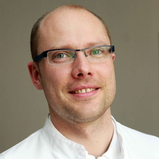 Dawid Gocal, Facharzt für Innere Medizin und Pneumologie, Leiter Arzt des interdisziplinären Lungenzentrums am Malteser Krankenhaus St. Carolus. Foto: Malteser Krankenhaus St. Carolus