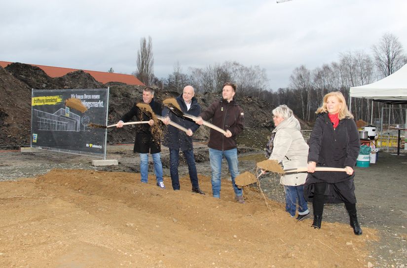 Bauherr Frank Eichstädt, Bürgermeister Harry Habel, Kenneth Luckwaldt von EDEKA, Annett Arnold vom Landratsamt sowie Evelyn Hahn, Geschäftsführerin der BWG (v.l.n.r.) vollzogen den ersten symbolischen Spatenstich.