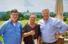 Dr. Georg Prinz zur Lippe (r.) und Weingutsleiter Björn Probst (l.) bei der Verabschiedung von Günter Henschel (M.).