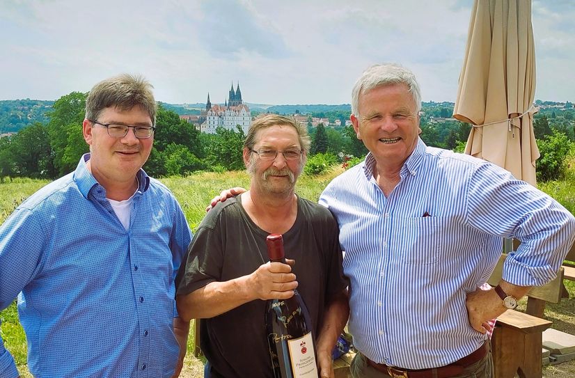 Dr. Georg Prinz zur Lippe (r.) und Weingutsleiter Björn Probst (l.) bei der Verabschiedung von Günter Henschel (M.).