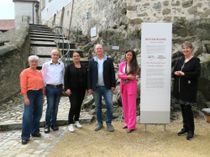 Ulrike Bennewitz und Eckard Müller vom Schlossverein, Hauptamtsleiterin Ines Haufe-Grätsch, Patrick Daniel Baer und Museumschefin Dr. Karina Iwe sowie die Direktorin der Sächsischen Landesstelle für Museumswesen, Katja Margarethe Mieth, sind bei der Präsentation des hausgeschichtlichen Leitfadens von Schloss Klippenstein dabei (v.l.n.r.).