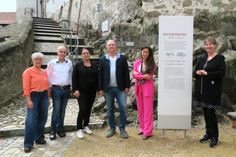 Ulrike Bennewitz und Eckard Müller vom Schlossverein, Hauptamtsleiterin Ines Haufe-Grätsch, Patrick Daniel Baer und Museumschefin Dr. Karina Iwe sowie die Direktorin der Sächsischen Landesstelle für Museumswesen, Katja Margarethe Mieth, sind bei der Präsentation des hausgeschichtlichen Leitfadens von Schloss Klippenstein dabei (v.l.n.r.).