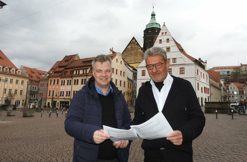 Norbert Kaiser (li.) von der Fachgruppe Stadtentwicklung und Pirnas Oberbürgermeister Klaus-Peter Hanke präsentieren die neuen Einwohnerzahlen von Pirna, welche die 40.000er Marke geknackt hat.