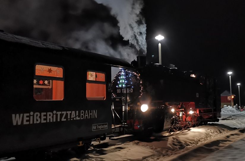 Die Weißeritztalbahn brachte viele Besucher zu den weihnachtlichen Bahnhöfen.