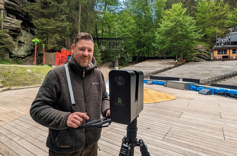 Daniel Hammer (Produktionsleiter 3Dimpuls.de) bei den Aufnahmen auf der Felsenbühne Rathen.
