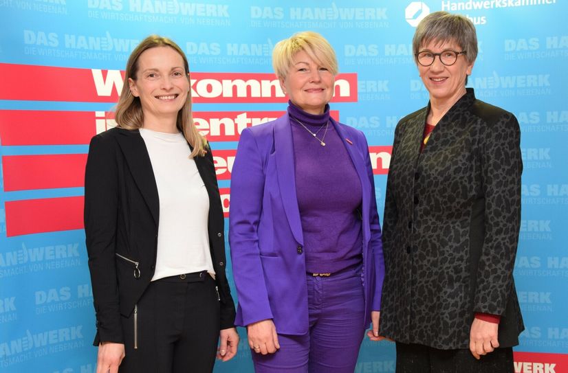 Ministerin Kathrin Schneider, Chefin der Brandenburger Staatskanzlei (r.), Corina Reifenstein, Präsidentin der HWK Cottbus (m.) sowie Hauptgeschäftsführerin Manja Bonin diskutierten mit Lausitzer Handwerkern.