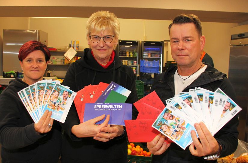 Unterschiedliche Gutscheine für Freizeitaktivitäten können dank der Hilfe vieler Lausitzer (v.l.n.r.) Karina Bauer (Teamleiterin der Tafel Cottbus), Carola Lademann (ALV Brandenburg) und Kai Noack (ASF Brandenburg) noch vor dem Weihnachtsfest an arme Familien in Südbrandenburg übergeben.
