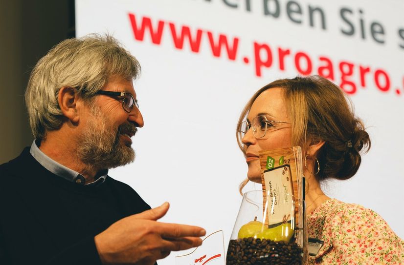 Minister für Landwirtschaft, Umwelt und Klimaschutz Axel Vogel und Janine Niederstraßer, Marketingkoordinatorin des Landkreises Elbe-Elster im Gespräch.
