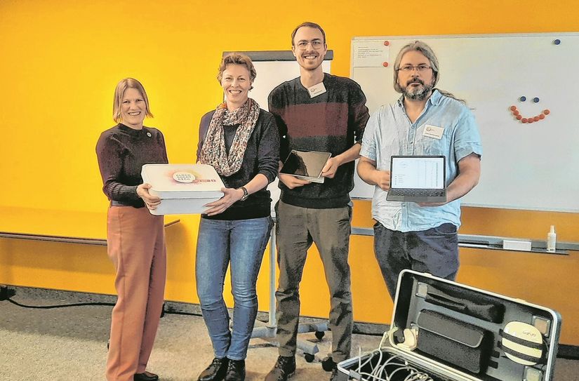 Kerstin Schnepel (li.) und Nils Biedermann (2.v.r.) von der Fach- und Koordinierungsstelle Suchtprävention Sachsen (FuKSS) übergeben DIE BOX an Maja Engel (2.v.l.) und Ralph Torsten Lincke (r.).