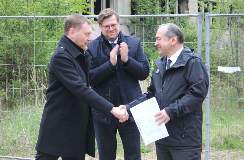 Ministerpräsident Michael Kretschmer (links) übergab den Fördermittelbescheid am 24. April an Oberbürgermeister Octavian Ursu (rechts). Das freute auch Bürgermeister Benedikt M. Hummel (Mitte).