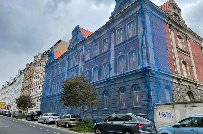 Das Gebäude Rauschwalder Straße 73 wird teil der neuen Schule. Es wurde bereits gesichert und wird im Zuge der Bauarbeiten saniert.