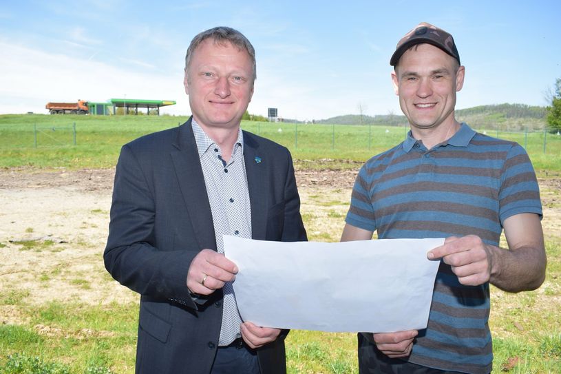 Bürgermeister Hagen Israel (links) und Bauhof-Verantwortlicher Tobias Leimer stehen auf dem Areal, wo später der neue Bauhof errichtet werden soll.
