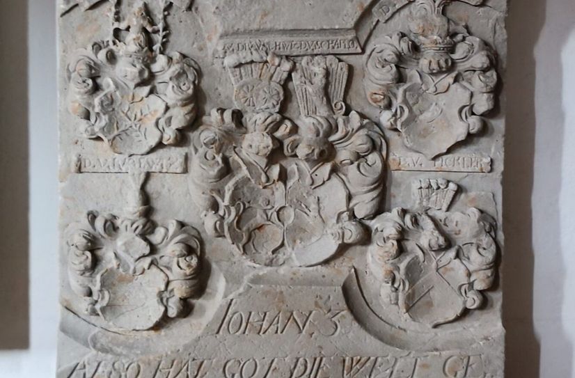 Die restaurierten Epitaphe in der Kirche in Groß Mehßow.