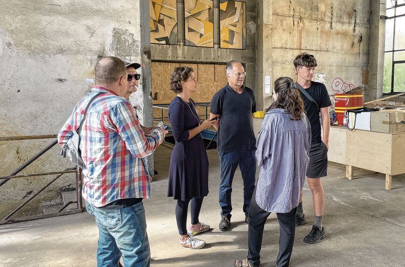 Vertreter des neuen Kunstvereins im Gespräch mit den Organisatoren der ibug in der Flügelhalle.
