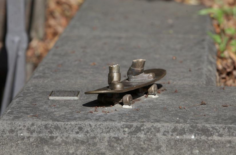 Vandalen trennten am 21. Juli die »Jugend-Pine« von ihrem Skateboard brutal ab.
