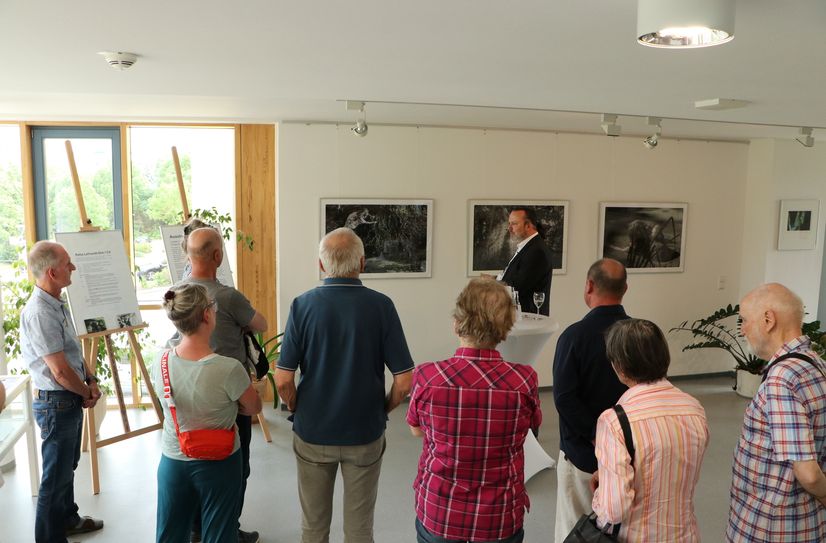 Dahme-Spreewalds Kulturdezernent Stefan Wichary eröffnet die Fotoausstellung »Vielfalt im Überfluss«.