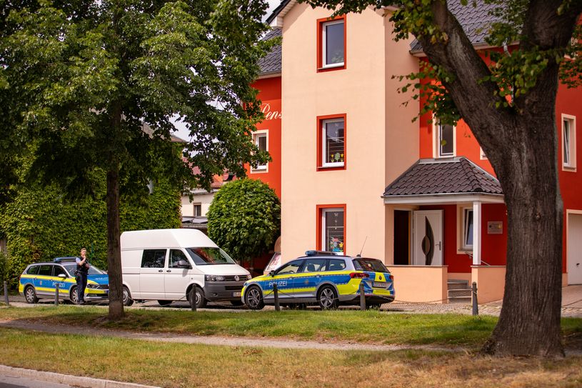In einem Innenhof an der Hellmuth-Muntschik-Straße wurde eine tote Person gefunden.