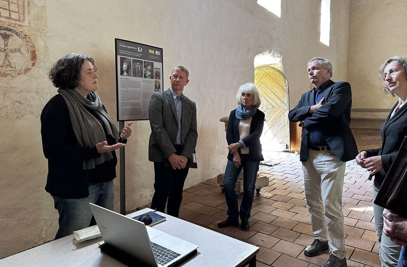 Restauratorin Sonia Cardenas (links) spricht vor der Expertenrunde über den Stand der restauratorischen Untersuchungen in der Kirche in Riedebeck.
