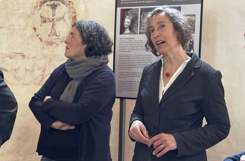 Mechthild Noll-Minor (rechts) vom Landesamt für Denkmalpflege und Restauratorin Sonia Cardenas erläutern die restauratorischen Untersuchungen.