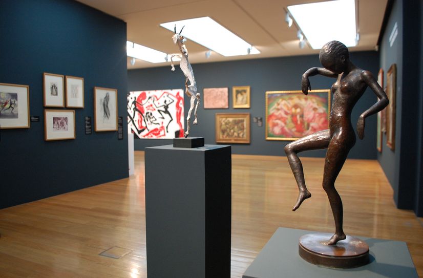 Exponate der Ausstellung »Töne, Tänze, Klänge, Krach« interagieren zu vielseitigen Formen von Rhythmen und Bewegungen.