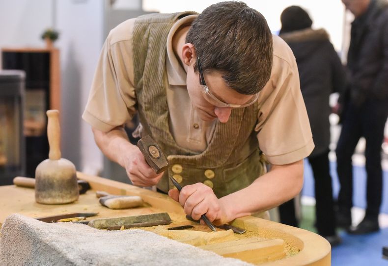 Steinmetze und Steinbildhauer sind Experten für Natur- oder Kunststein. Messebesucher sind eingeladen, sich in der Schauwerkstatt selbst auszuprobieren, oder zuzuschauen, wie ein Schaustück entsteht.