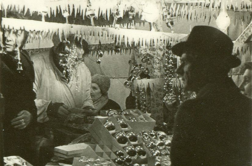 Händlertreiben auf dem Striezelmarkt zu damaliger Zeit.
