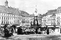 Marktstände auf dem Altmarkt vor dem Alten Rathaus.