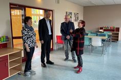 Hortleiterin Angela Görne, Landrat Ralf Hänsel, Bürgermeister Frank Müller und Schulleiterin Manuela Helleken, (v. l.) in der Ganztagsschule Käbschütztal.