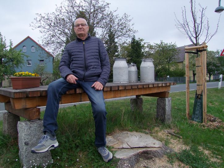 Die alte Milchrampe am Ortseingang gehört zu den historischen Sehenswürdigkeiten des Ortsteils, in dem Ortsvorsteher Dieter Trepte seit 1979 lebt.