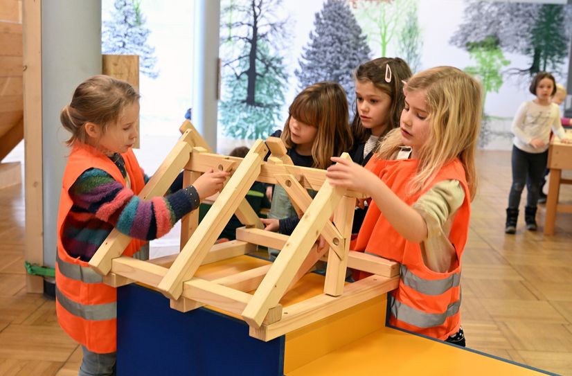 Ein Glanzbeispiel für kindgerechte Bildung: Grundschüler erfahren in der Ausstellung »Alles Holz« in der alten Postkantine (Königsbrücker Straße 29) Wissenswertes um den Wertstoff.