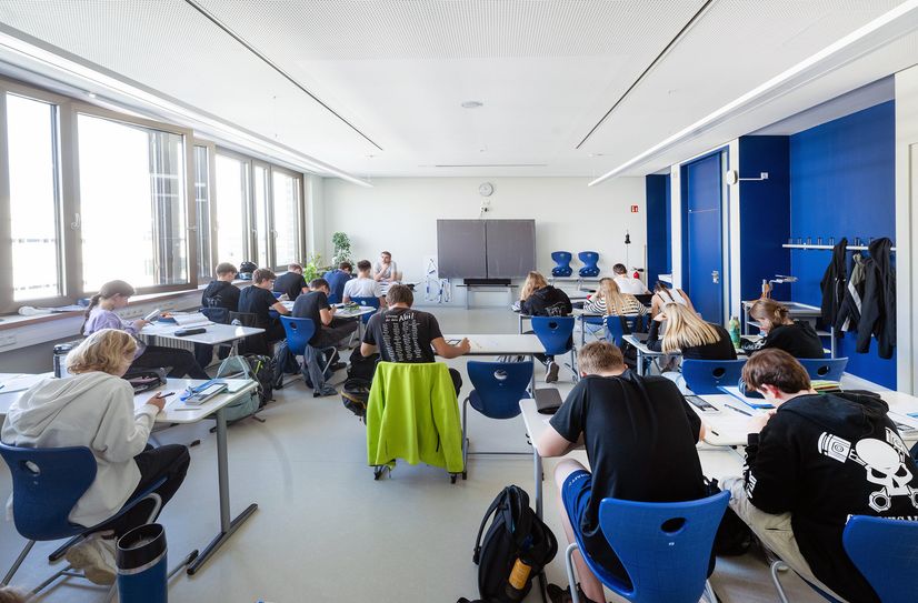 Blick in ein Klassenzimmer des supermodernen Gymnasiums Klotzsche.