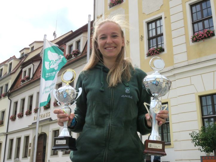 Jeanine-Lysette Eisner, die Stabführerin des Spielmannszuges Radeberg mit den beiden Weltmeister-Pokalen. So sehen Sieger aus.
