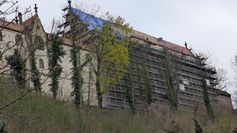 Auch von unterhalb des Burgberges ist die Kornhaus-Baustelle mit ihrem riesigen Gerüst sehr imposant. Foto: Farrar
