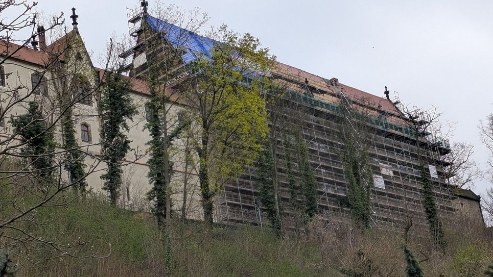 Auch von unterhalb des Burgberges ist die Kornhaus-Baustelle mit ihrem riesigen Gerüst sehr imposant. Foto: Farrar