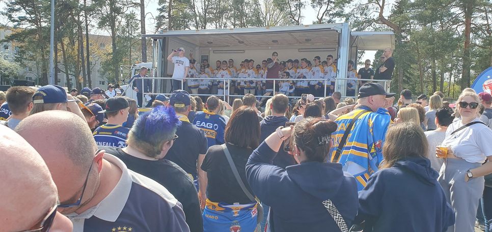 Zum Fanfest können die Fans den Spielern und Verantwortlichen der Lausitzer Füchse ganz nah sein. Hier ein Bild vom Saisonende 2023/ 2024 aus dem April letzten Jahres.