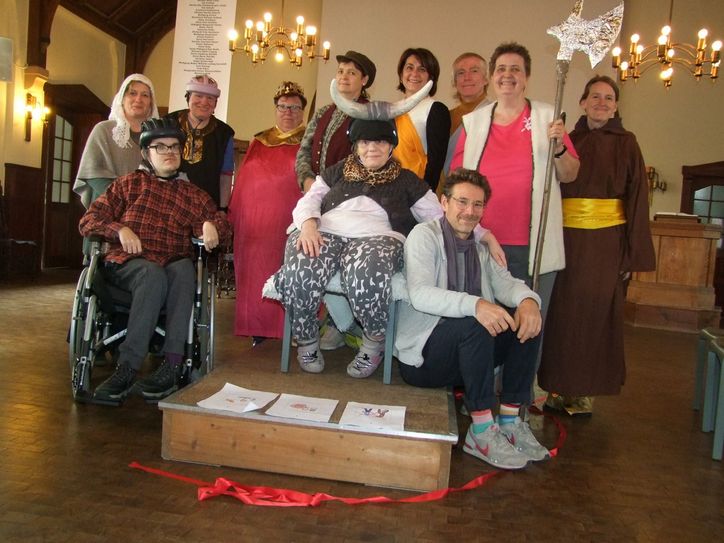 Die Mitglieder des inklusiven Theaterclubs Kleinwachau gemeinsam mit Theaterpädagoge Frank Hohl (v.r.).
