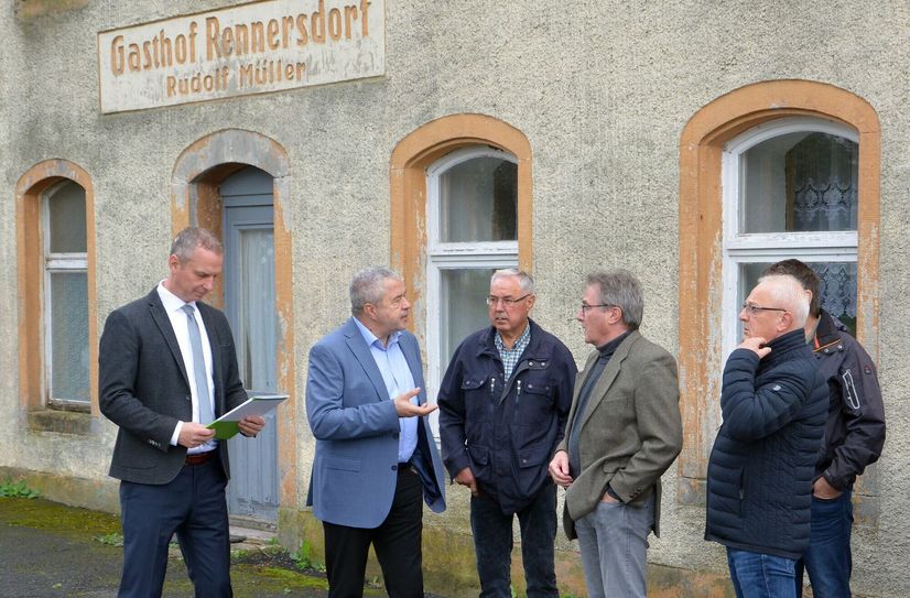 Fördermittelübergabe durch Landrat Michael Geisler (2. v. li.) vor dem ehemaligen Gasthof.