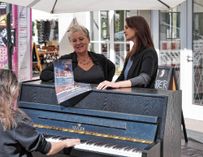 Theaterchefin Ann Kristin Böhme und Kulturreferentin Sara Engelmann am Theaterpiano.