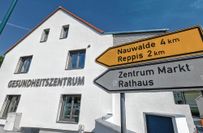 Mitten im Gröditzer Zentrum, am Eingang der Reppiser Straße, hat ab 3. Juni das Gröditzer Gesundheitszentrum geöffnet. Die Praxis von Dr. med. Ekkehard Mrosk im Erdgeschoss erwartet die ersten Patienten.