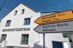 Mitten im Gröditzer Zentrum, am Eingang der Reppiser Straße, hat ab 3. Juni das Gröditzer Gesundheitszentrum geöffnet. Die Praxis von Dr. med. Ekkehard Mrosk im Erdgeschoss erwartet die ersten Patienten.