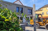 Sinnvolle Belebung für neuen Platz: Noch bis kurz vor der Eröffnung wird an den Außenanlagen des Hauses gearbeitet. Im kleinen Hof entstehen fünf Parkplätze. Die Wahl für das neue Gesundheitszentrum ist nicht zufällig auf den einstigen »Schandfleck« im Stadtkern gefallen. »Die Wahl zwischen Neubau und Sanierungsobjekt war schnell getroffen. So können wir zur Verschönerung des Stadtkerns beitragen und die neuen Ärzte zentral in Gröditz platzieren«, erklärt Henry Wendt. Man befinde sich außerdem in guter Gesellschaft zur nahen Physiotherapie, die ebenfalls zeitnah erweitert werden soll.
Ausreichend Parkmöglichkeiten werden in unmittelbarer Nähe ausgewiesen und sollen über einen kurzen Fußweg erreicht werden können.