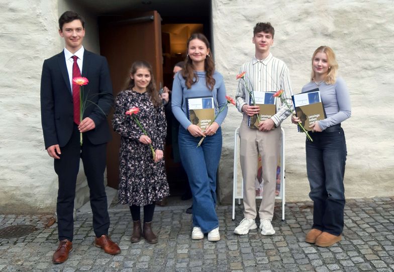 Die Preisträger des Schüler-Schreibwettbewerbs 2023/2024: August Sommer, Marie Dreßler, Stella Kuchs, Paul-Maximilian Müller und Nele Grötschel (v. l. n. r.).