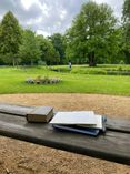 Literatur auf der Parkbank im Branitzer Park