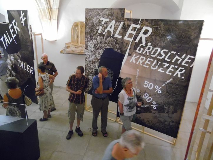 Besucher in der Ausstellung im Kapitelsaal des Stadtmuseums. Foto Wo