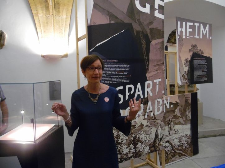 Dr. Cornelia Rupp während der Führung zur Eröffnung der Ausstellung. Foto: Wo