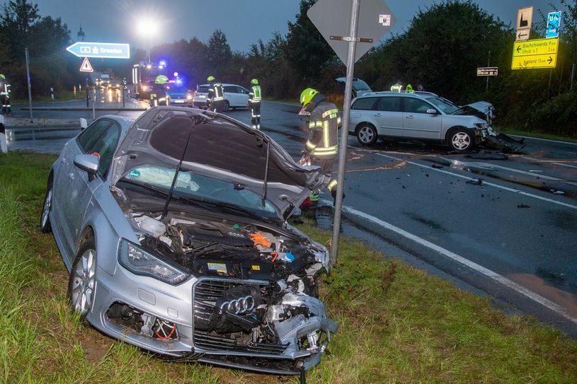 An der Autobahnauffahrt in Uhyst am Taucher sind zwei Autos frontal zusammengestoßen.