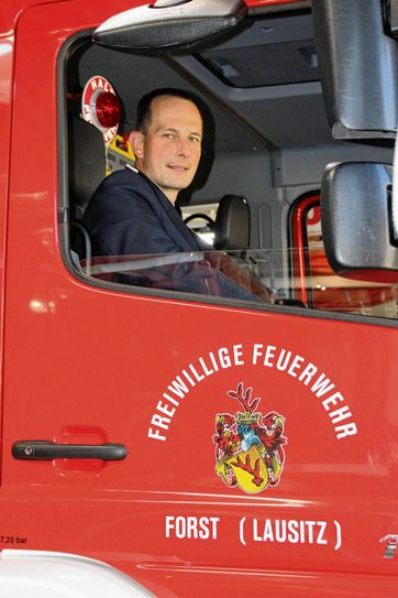 Jens Melchrick, Chef der Forster Feuerwehr, freut sich auf Samstag und viele neugierige Besucher. Foto: jho