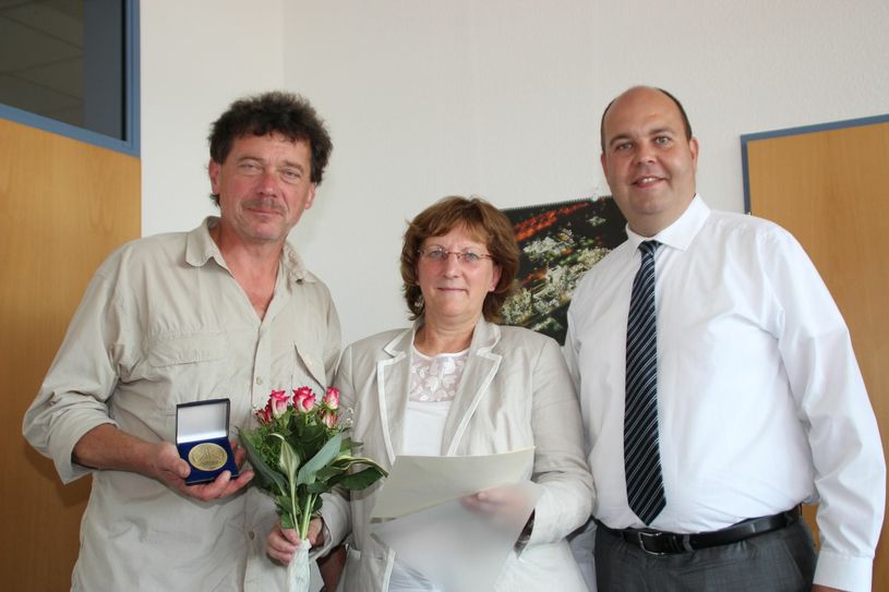 Frank Selbitz (li.) mit der Wetterdienstplakette. Ingrid Woelk, stellvertretende Leiterin der Regionalen Messnetzgruppe des Deutschen Wetterdienstes (DWD) in Potsdam, und Lars Kolan, Bürgermeister in Lübben, gehörten zu den ersten Gratulanten. Foto: wit