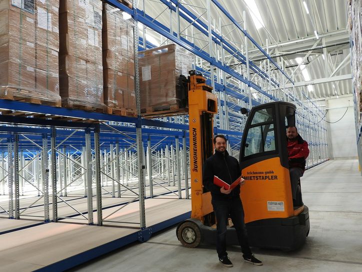 Das neue Hochregallager kann soviel Ware aufnehmen, wie in 130 Lkw-Sattelzüge passen würde.